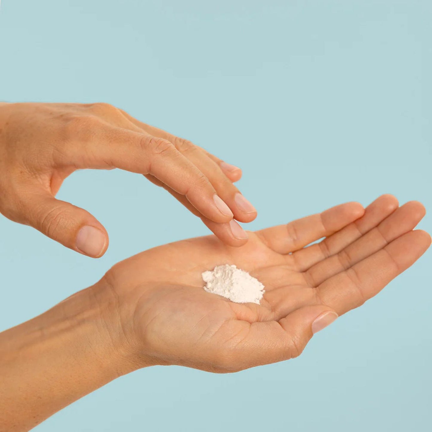 Demonstration of LIA Cosmétiques Creamy Powder Facial Cleanser in hand before mixing with water