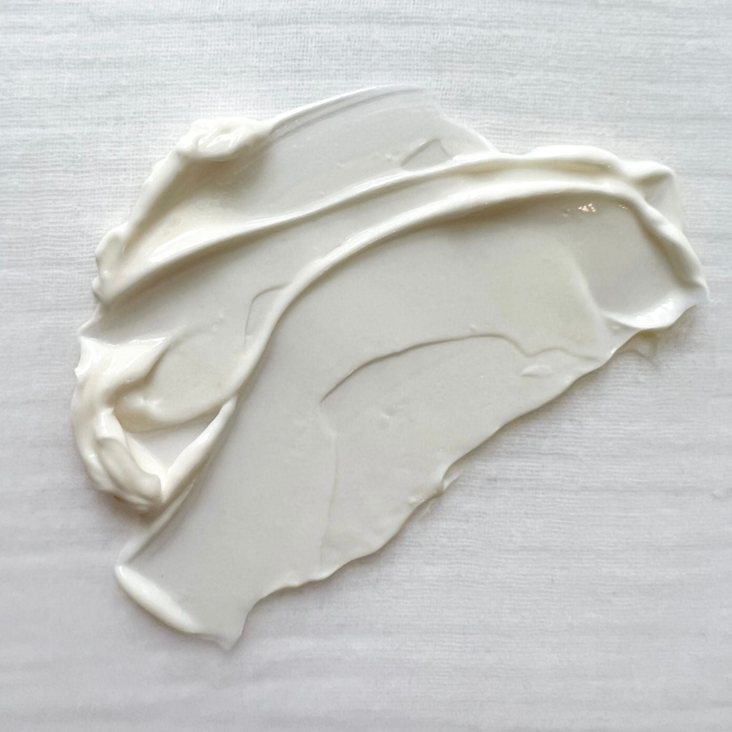 LIA Cosmétiques Comfort++ Face Cream creamy texture swatch – rich yet fast-absorbing moisturizer.
