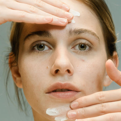 Model applying LIA Cosmétiques Comfort++ Face Cream – nourishing daily moisturizer for soft, plumped, protected skin.